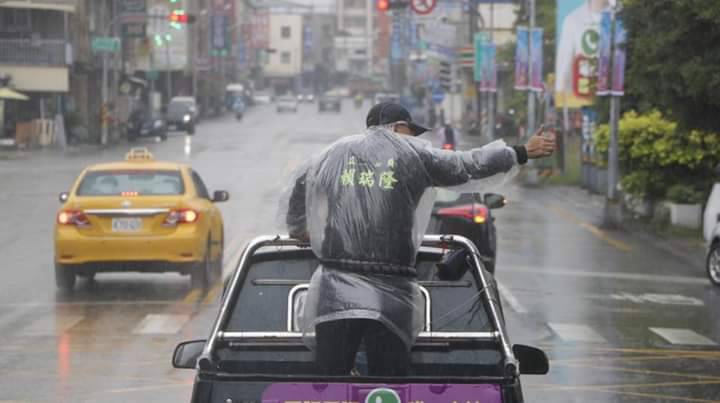 賴瑞隆初選民調前一天冒雨掃街拜票。   圖：翻攝賴瑞隆臉書
