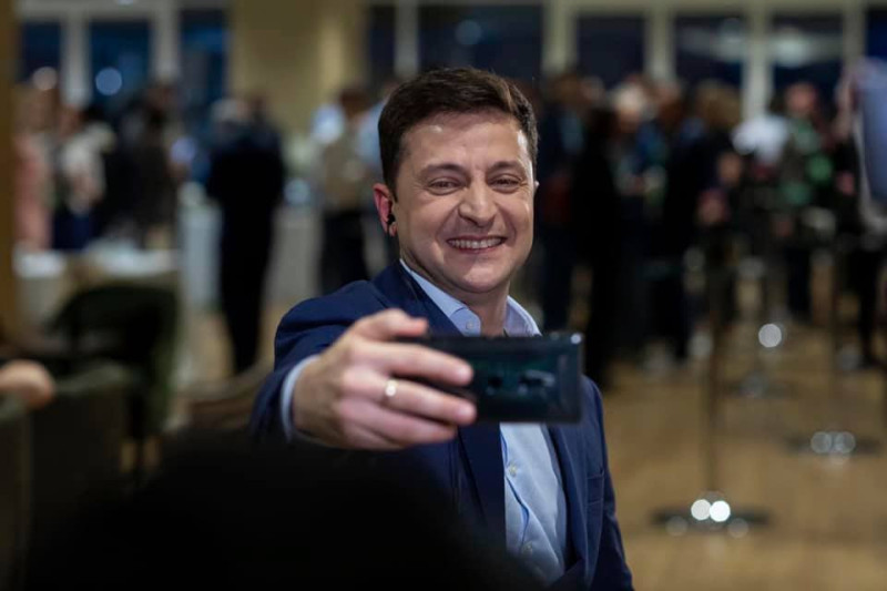 烏克蘭總統大選2輪選舉出口民調顯示，政治素人澤倫斯基贏得逾73%支持，他高興地自拍po訊息。   圖：翻攝自澤倫斯基競選臉書
