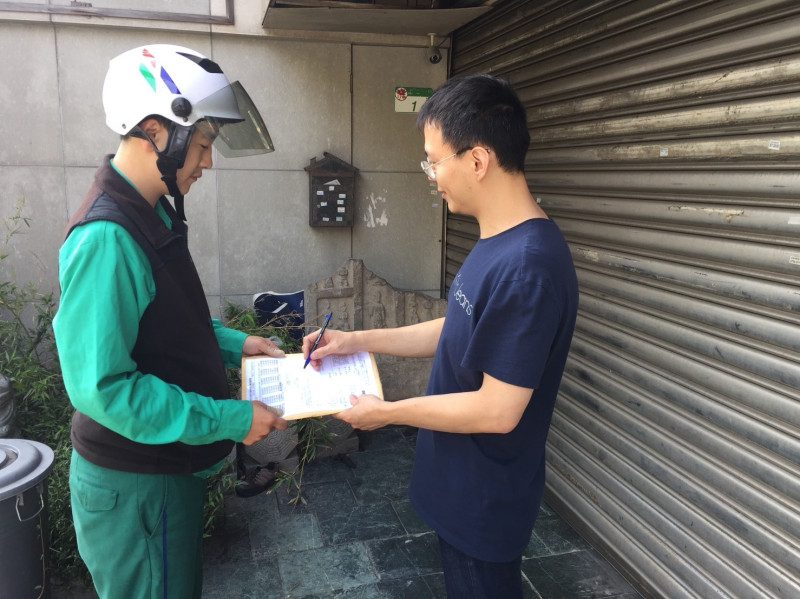 新北市裁決處表示，針對非重大交通違規案件採「總歸戶」方式，將違規人逾期未繳的罰單一次寄送，民眾免去多趟跑郵局簽領的麻煩。   圖／新北市裁決處提供