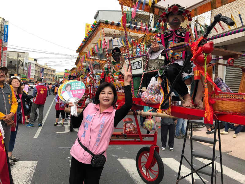 台南市府溪北辦公室主任賴惠員宣布辭公職投入立委初選，引發顏純左批評瓜田李下，操作民調。   圖：翻攝自賴惠員臉書