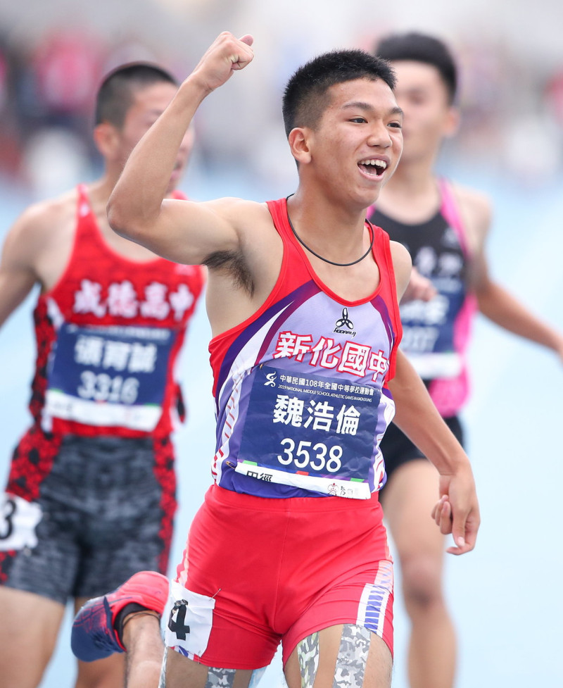 魏浩倫(中)成為台灣史上100公尺跑得最快的國中生。   圖：全中運大會／提供