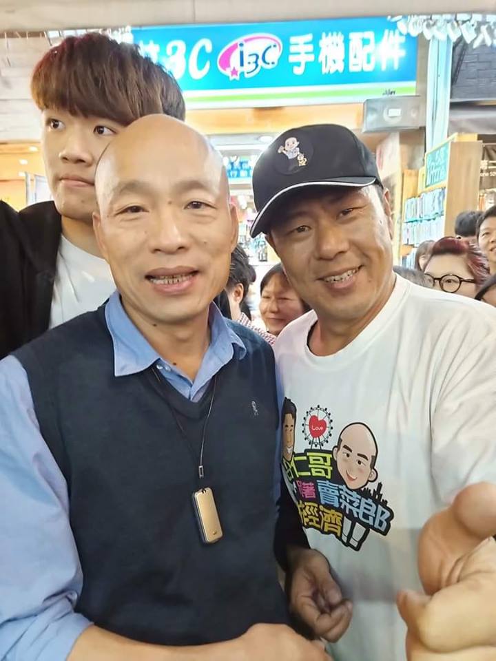 超級韓粉「杏仁哥」(右)與高雄市長韓國瑜合影。   圖：翻攝杏仁哥臉書