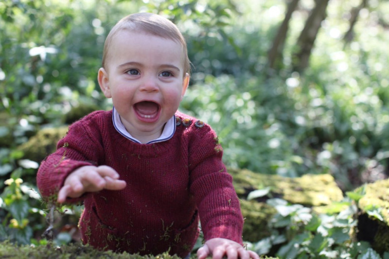 英國路易王子23日滿周歲，由媽媽掌鏡的照片一出爐，馬上引起網友狂推。   圖：翻攝自肯辛頓宮推特