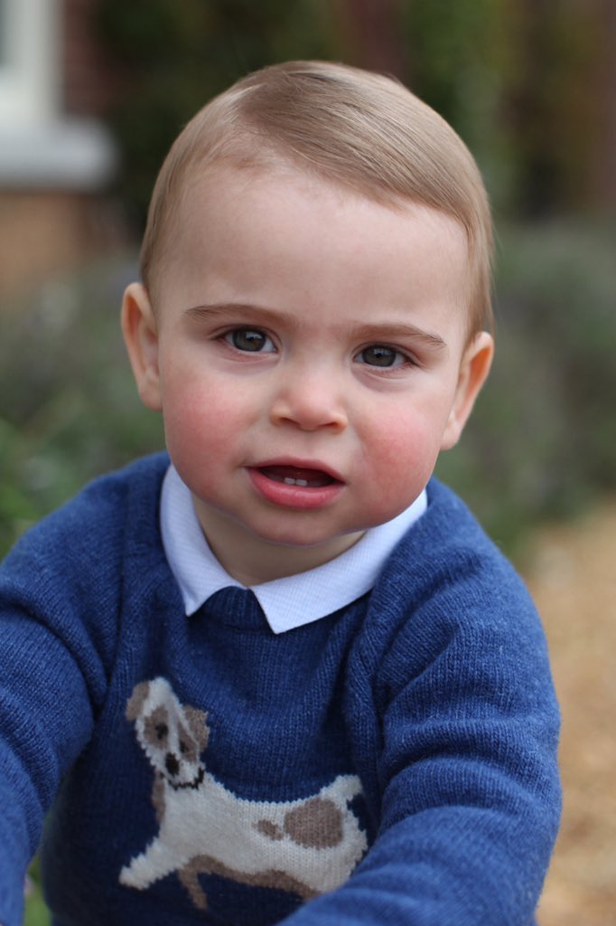 頭髮梳得相當整齊的英國路易王子，自有一股王室氣質。   圖：翻攝自肯辛頓宮推特