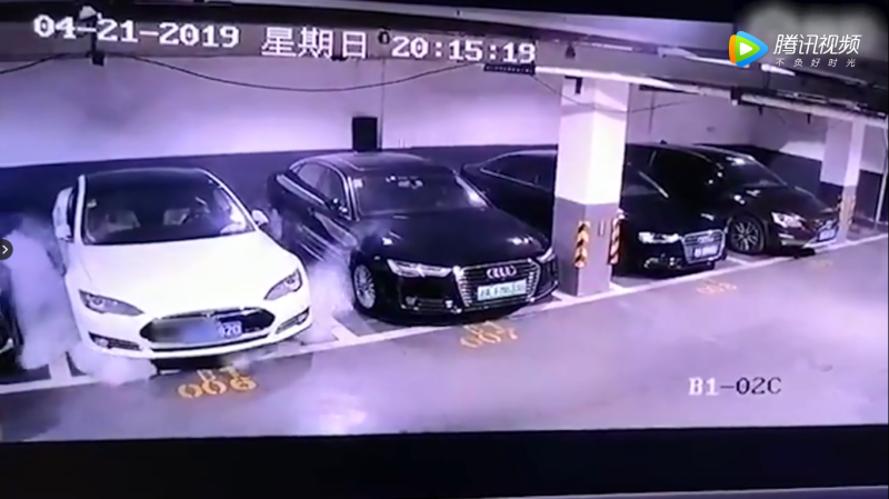 上海某地下車庫的一輛特斯拉轎車發生自燃。   圖／截自騰訊視頻