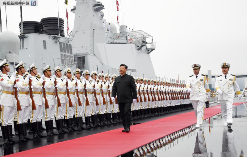 4月23日中午，習近平來到青島奧帆中心碼頭，檢閱了中國人民解放軍海軍儀仗隊，隨後登上西寧號檢閱艦。   圖：翻攝自央視網