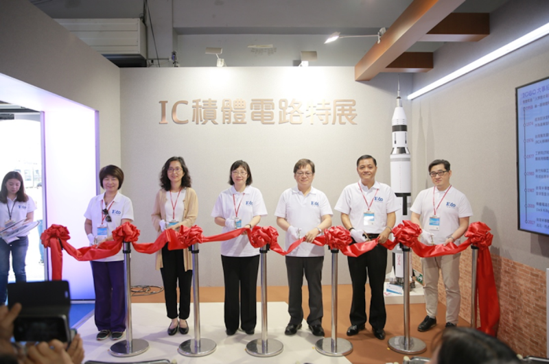 「IC積體電路特展」開幕剪綵儀式左起科博司黃心雅司長、文化局主秘劉秀英、科技部常務次長鄒幼涵、國研院王永和院長、國立高雄大學莊寶雕副校長、益華電腦宋栢安總經理。   圖／國研院提供