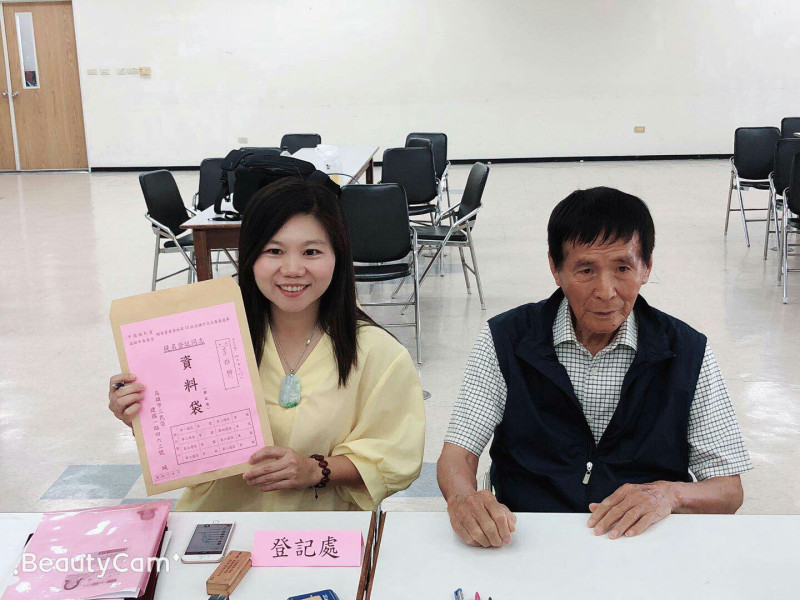 高市議員李雅靜(左)由前議長黃振塊陪同登記黨內初選。   圖：李雅靜服務處提供