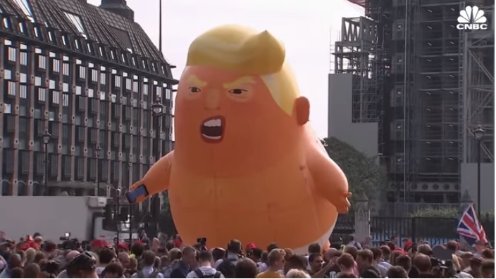 川普去年7月首度訪問英國，英國掀起反對聲浪，甚至在國會廣場上空施放臭臉的「川普嬰兒」(Trump Baby) 氣球嘲諷。   圖：翻攝Youtube