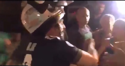 巴西總統波索納洛（左）日前騎機車出巡，遇熱情民眾包圍，索性掀開面罩露出真面目打招呼，挨批錯誤示範。   圖：翻攝自波索洛納推特影片