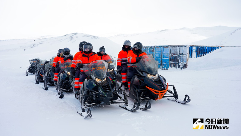 「金環之旅」必定搭配的動態冬日體驗：雪上摩托車，享受奔馳雪原的快感。   圖／記者謝美伶攝