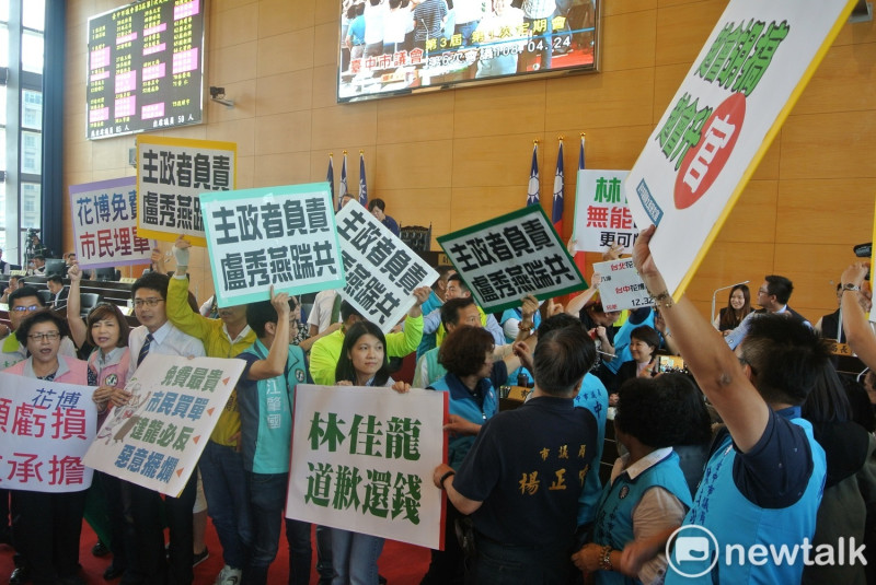 藍綠議員都湧上官員席，台中市議會再度亂成一團。   圖 : 唐復年/攝