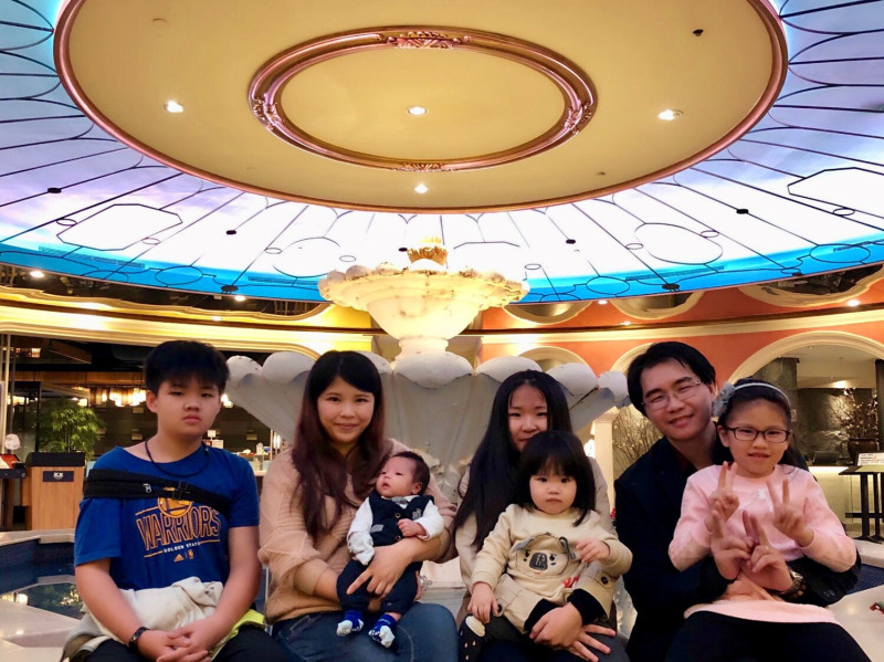 陳思行 (左二)15 年前為愛從香港遠嫁來台，教養5名子女有成且熱心公益。    圖：板橋區公所提供
