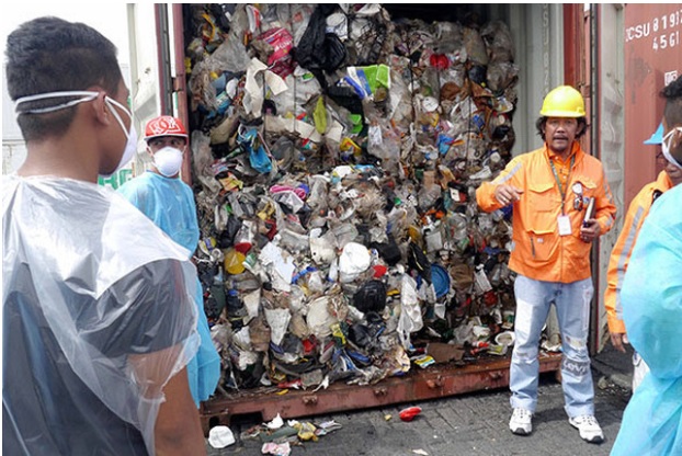 加拿大一間營運商走私有害垃圾丟在馬尼拉附近的港口將近6年遲未處理。   圖：翻攝RAPPLER官網