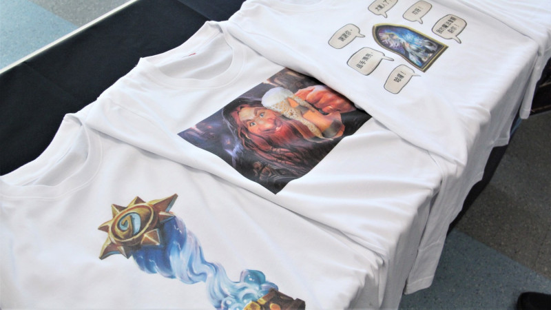 玩家可以在爐石服飾店設計自己專屬的爐石T-Shirt。