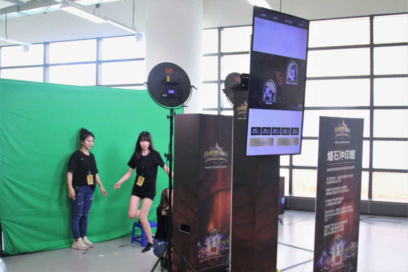 現場設置的拍照機讓玩家可以選擇化身情境人物或是主播賽評。