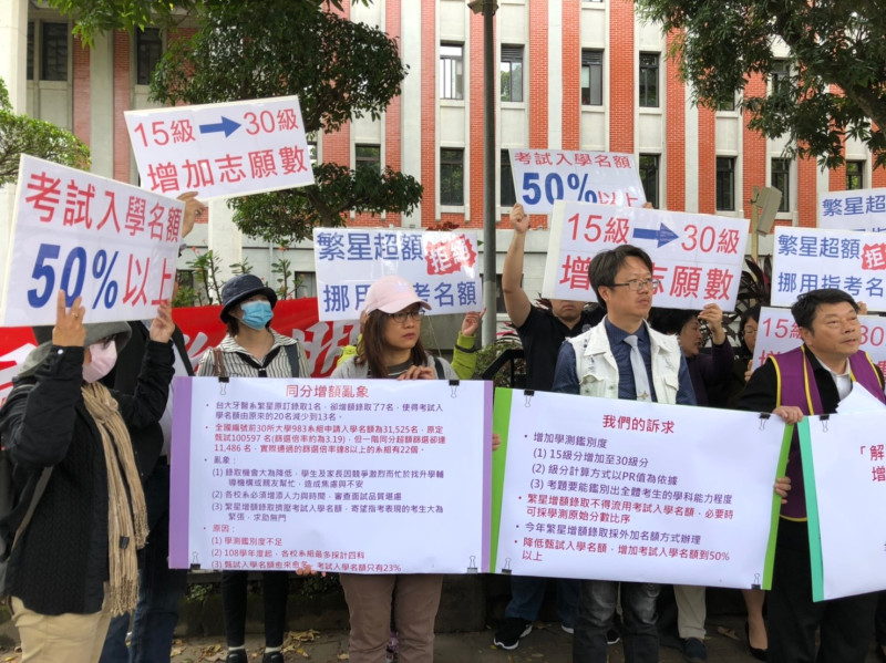 大學招聯會於24日表示，升大學個人申請第二階段已建立嚴謹的書面審查制度，要家長安心。但全國十二年國教家長聯盟則於今（25）日稍早回應，表示家長質疑的是二階段書面審查資料審核缺乏公平與公開性，招聯會的回應根本是牛頭不對馬嘴。   圖／全國十二年國教家長聯盟提供