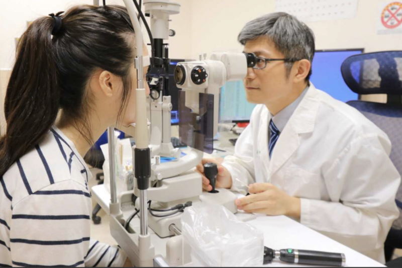 女子患視網膜格子狀病變，若拖太久恐造成失明。   圖／亞大醫院提供