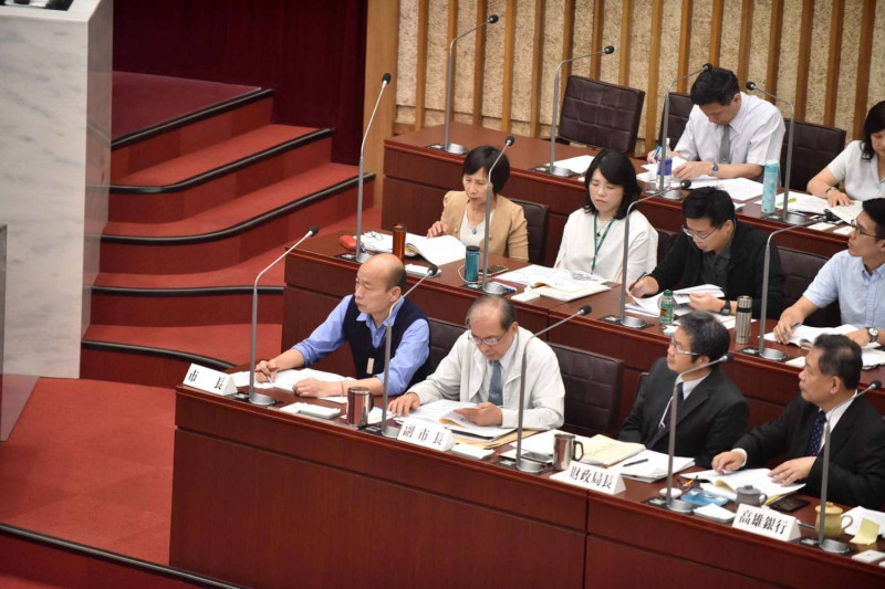 高雄市長韓國瑜（前排左一）在總質詢的答覆讓民進黨團不爽。   圖：高雄市政府／提供（資料照）