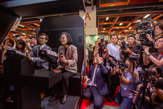 總統蔡英文今（25）天出席「2019臺灣電子遊戲機國際產業展」。   圖：總統府/提供