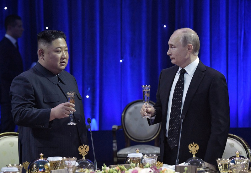 北韓領導人金正恩和俄羅斯總統普亭今天在海參崴遠東聯邦大學會談後共進晚宴。   圖：達志影像/路透社