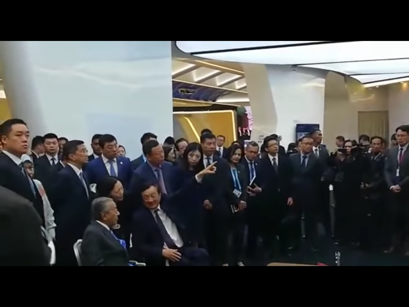 馬來西亞首相馬哈地昨天到訪中國，今天第一個行程是拜訪華為位於北京中關村的研究中心，由華為創辦人任正非親自接待。這趟行程被解讀為馬國支持中國的電信設備供應商。馬哈地昨天率團抵達北京，參加第2屆一帶一路國際合作高峰論壇。   圖:翻攝自Youtube