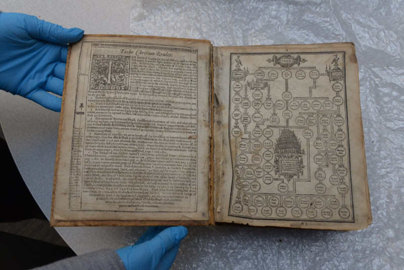 美國匹茲堡卡內基圖書館裡404歲的《日內瓦聖經》，在失竊1年後，終於重回圖書館。   圖：翻攝自FBI Pittsburgh推特