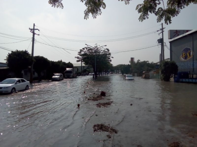 今(26)日上午8時左右高雄市鳥松區神農路附近突然淹起大水。   圖：翻攝自網路