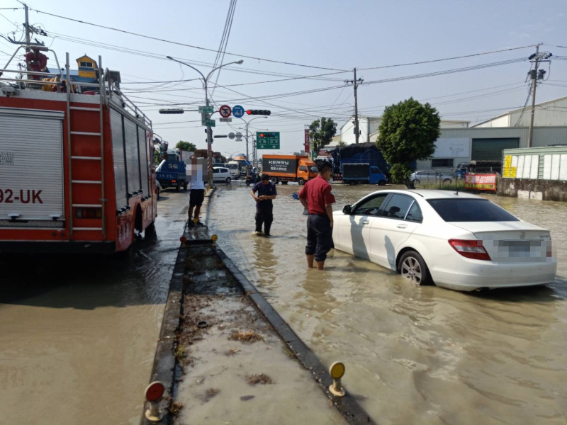今(26)日上午8時左右高雄市鳥松區神農路附近突然淹起大水。   圖：翻攝自網路