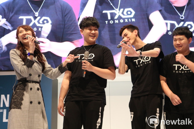 TXO與粉絲同樂進行表演賽。   圖：陳耀宗／攝
