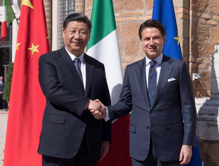 義大利總理孔蒂與中國國家主席習近平3月簽署「一帶一路」合作備忘錄，引發輿論質疑。   圖：翻攝Giuseppe Conte臉書