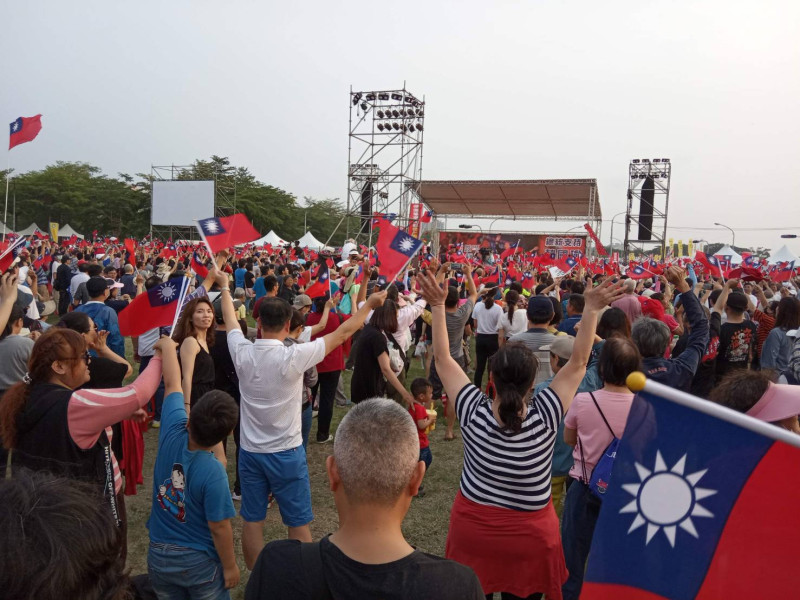 高雄鳳山「歡樂感受新台灣」園遊同樂會，主辦單位宣稱現場聚集約有3萬人。   圖：孫家銘/攝