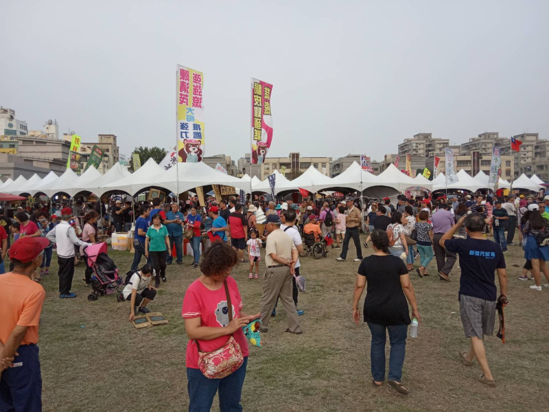 高雄鳳山「歡樂感受新台灣」園遊同樂會，主辦單位宣稱現場聚集約有3萬人。   圖：孫家銘/攝