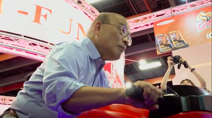 行政院長蘇貞昌參觀台灣電子遊戲機國際產業展，親身體驗賽車遊戲。   圖：
