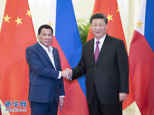 菲律賓總統杜特蒂（Rodrigo Duterte）這次訪問北京首日與中國國家主席習近平會談時，就主動提起南海爭議，尤其是據信為北京當局「海上民兵」的數百艘船隻，數月來集結中業島（Thitu）海域的爭端。   圖：翻攝自新華網