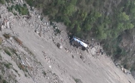 印度喜馬拉雅山區巴士墜深谷，造成多人傷亡路舟   圖/翻攝自推特