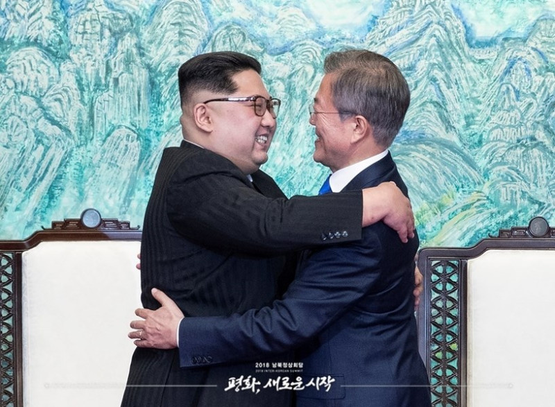 南韓總統文在寅（右）和北韓領導人金正恩（左）。   圖：取自維基共享資源網頁；作者：青瓦台，KOGL Type 1（資料照）