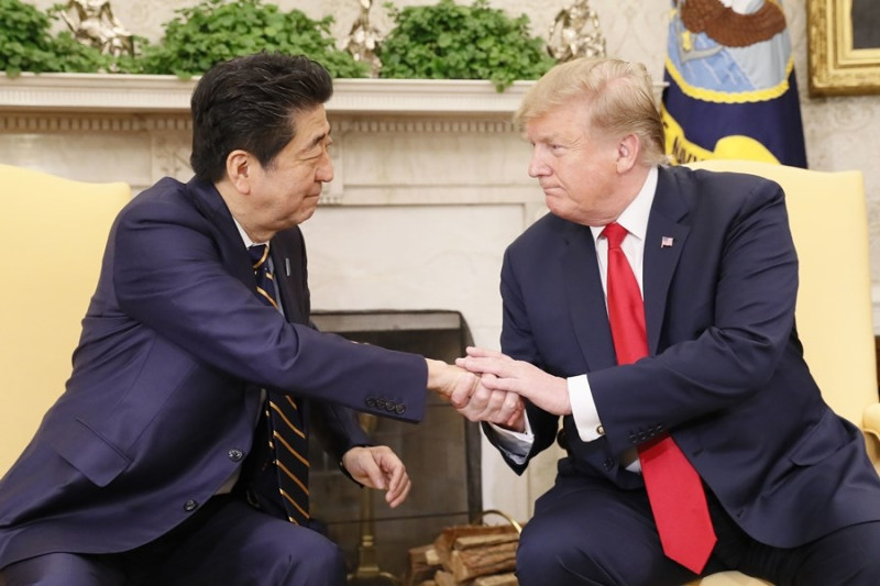 美國總統川普（右）27日與來訪的日本首相安倍晉三會談，雙方討論內容包括希望看見中國停止軍事化以及東海爭議領土。   圖/共同社
