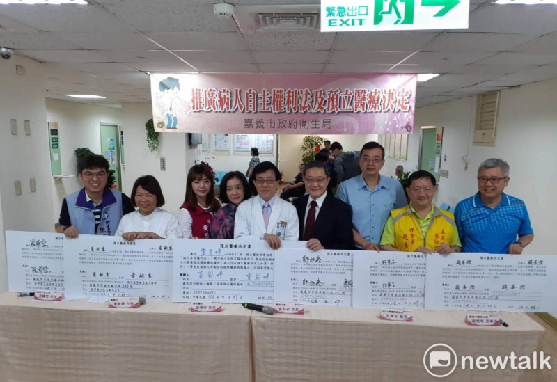 嘉義市長黃敏惠與學界、醫界等多人，共同簽署預立醫療決定書。   圖：蔡坤龍/攝
