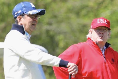 日本首相安倍晉三（左）訪問美國，第4度與美國總統川普打高爾夫球。   圖：翻攝自安倍晉三推特