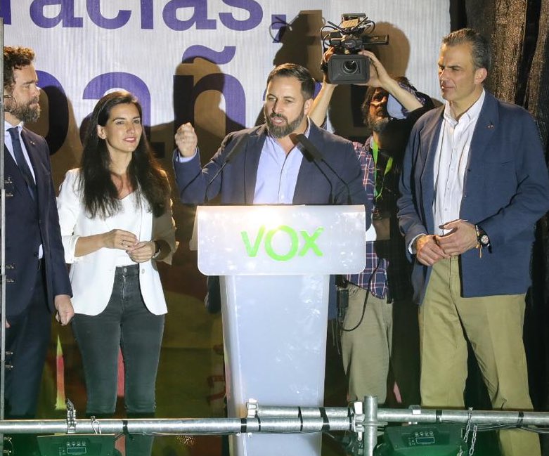 西班牙主張限制移民的極右「聲音黨」，在國會改選中贏得24席，首度挺進國會。   圖：翻攝自Rocio Monasterio推特