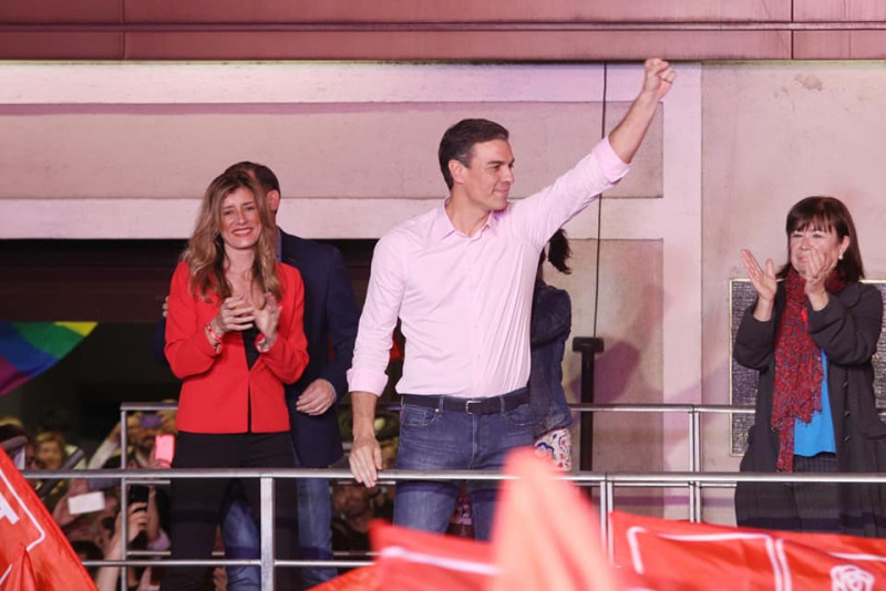 由桑切斯（中）領導的「社會主義工人黨」在西班牙國會改選中，拿下123席，聯合其他左派都未能過半。   圖：翻攝自桑切斯臉書