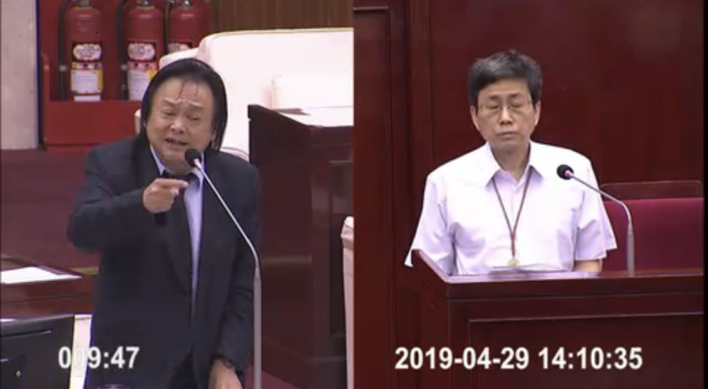 台北市議員王世堅（左）抨擊台北市長柯文哲指大巨蛋為「偉大的國父」下挖10.5米言論。右為北市府副秘書長薛春明。   圖：翻攝台北市議會直播