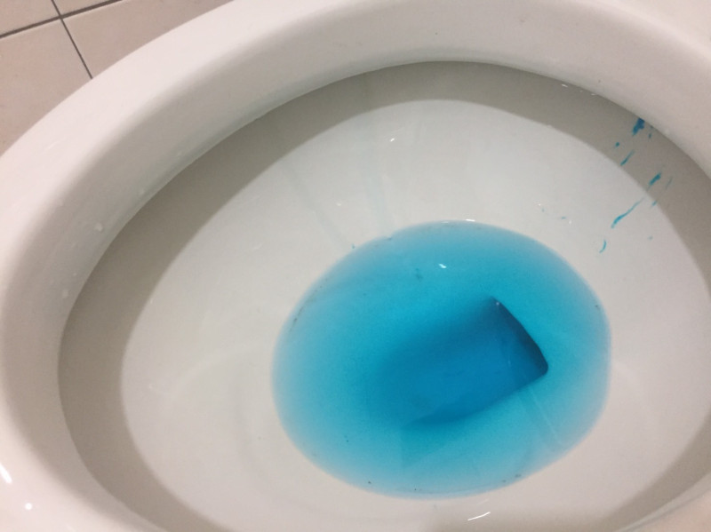 許多民眾為了清潔馬桶，會在馬桶儲水箱放置藍色潔廁塊。   圖：閻芝霖/攝