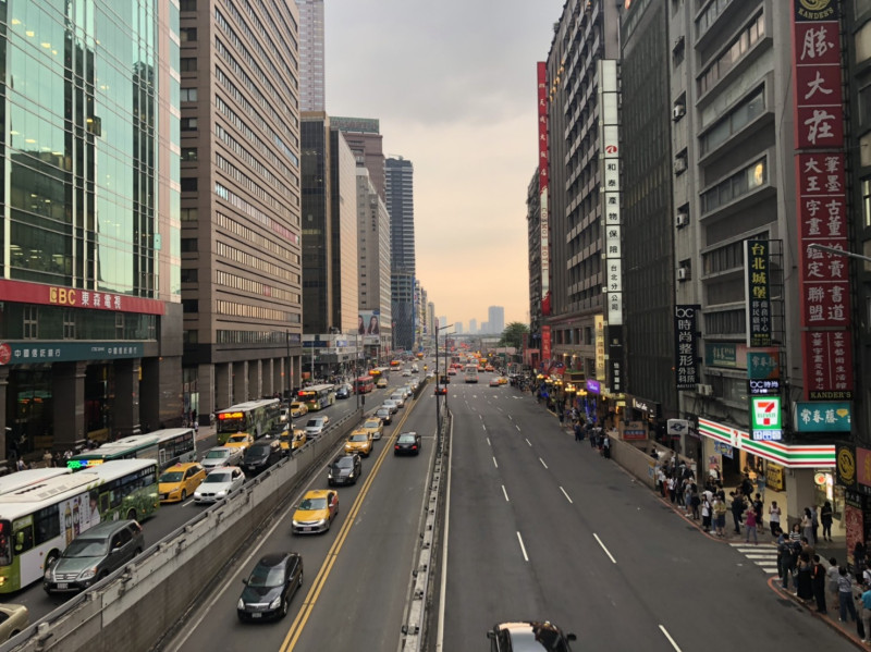 中央氣象局日前公布拍攝懸日的最佳時機與地點，並表示今（29）日是最好的時間。   圖／記者陳致宇攝，2019.4.29