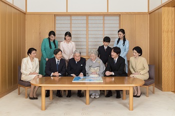 日本明仁天皇（左三）創下日本202 年以來，再度有天皇生前退位例子；5月1日將由德仁（左二）繼任。   圖：翻攝自日本宮內廳
