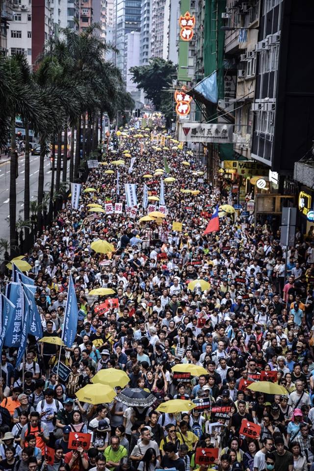 香港13萬人於28日上街頭抗議「逃犯條款」。   圖：擷自香港眾志秘書長黃之鋒臉書