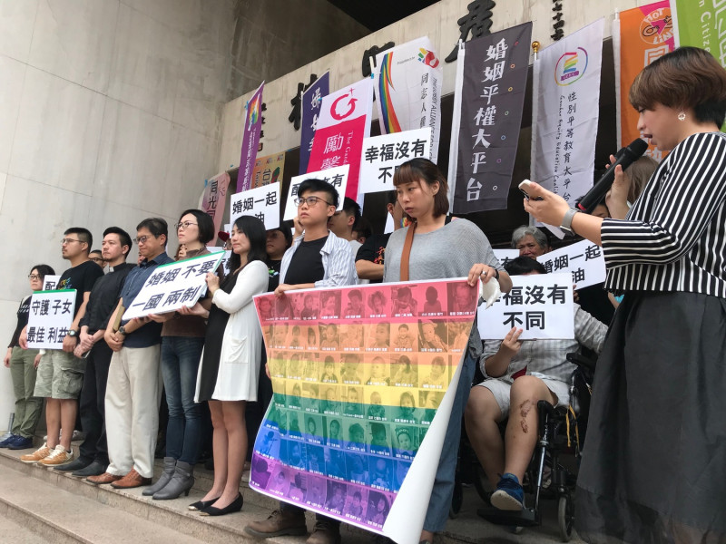 婚姻平權大平台、勵馨基金會等團體今日稍早赴立法院前高呼：「婚姻不要一國兩制，守護子女最佳利益。」盼朝野立委能做出結論，平等保障同性婚姻。   圖／記者許維寧攝