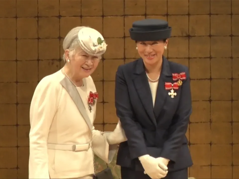 根據日本皇室繼承與禮儀規範，新任天皇在繼承象徵王權的神器時，皇室女性成員都不得在殿內，也因此，與德仁結縭26年的太子妃雅子（右）不被允許參加。   圖：翻攝自Youtube