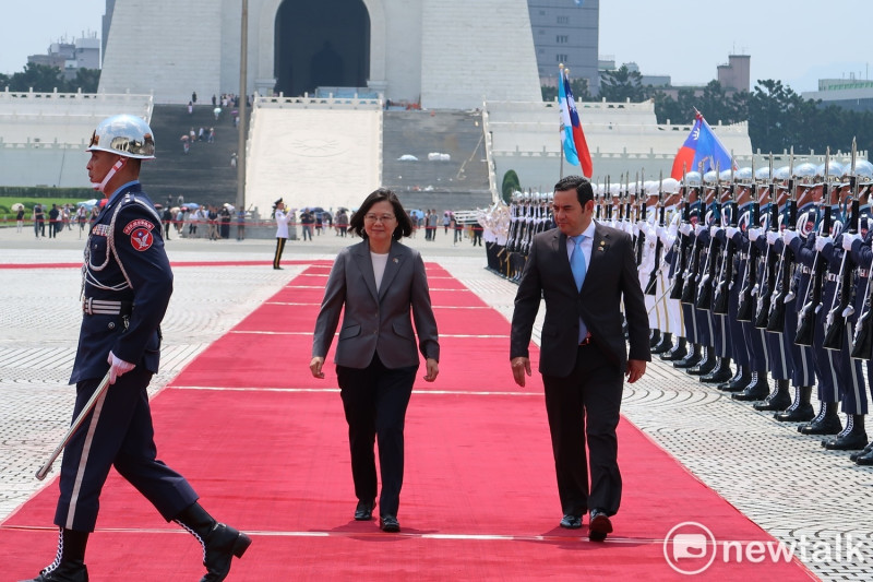 總統蔡英文30日上午以隆重軍禮歡迎瓜地馬拉共和國總統莫拉雷斯（Jimmy Morales）伉儷。   圖：林朝億/攝